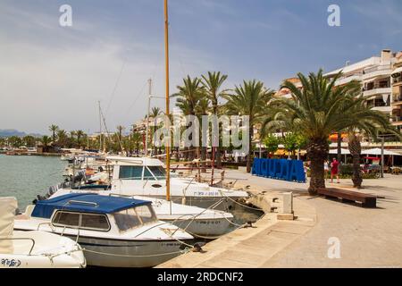 Promenade de la station balnéaire de Alcúdia, au nord de l'île méditerranéenne de Majorque en Espagne. Banque D'Images