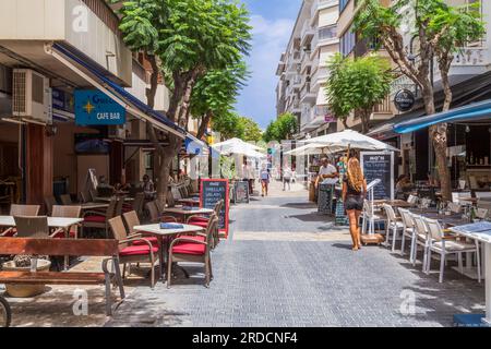 Rue confortable avec de nombreuses terrasses dans le centre de Alcúdia sur l'île espagnole de Majorque. Banque D'Images
