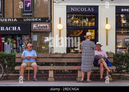 Les gens sur un banc à Passeig del Born dans le centre historique de Palma de Majorque en Espagne. Banque D'Images