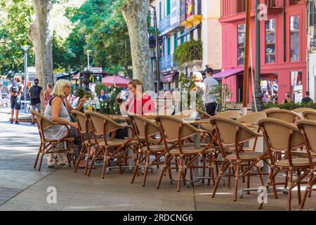 Deux dames âgées prennent un verre sur une terrasse sur Passeig del Born dans le centre historique de Palma de Majorque en Espagne. Banque D'Images