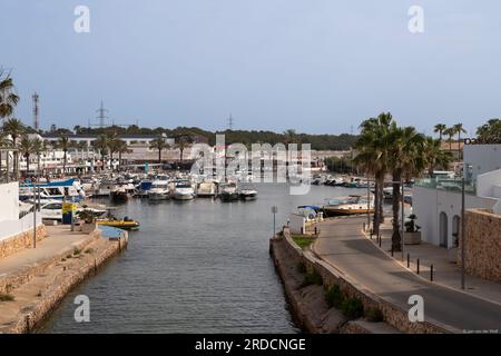 Port dans la station balnéaire de Cala en Bosc sur l'île espagnole de Minorque. Banque D'Images