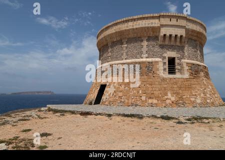 Tour Martello du 17e siècle sur l'île espagnole de Minorque près du village de pêcheurs de Fornells. Banque D'Images