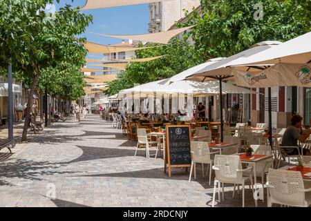 Rue confortable avec de nombreuses terrasses et restaurants dans le centre de la ville espagnole de Mahon sur l'île de Minorque. Banque D'Images