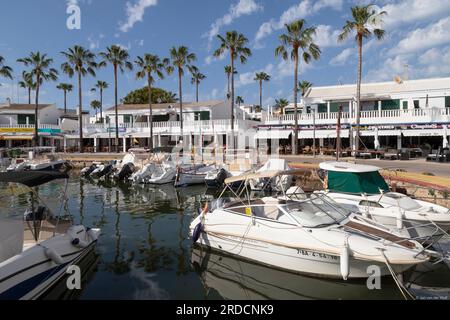 Port dans la station balnéaire de Cala en Bosc sur l'île espagnole de Minorque. Banque D'Images