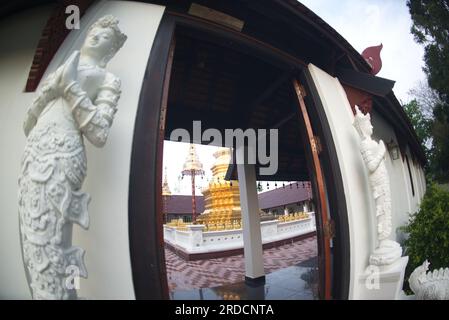 La porte d'entrée de Phra Chedi Chai Mongkhon si Dvaravati avec de belles sculptures en stuc et en bois à Wat Pa Pathomchai. Banque D'Images