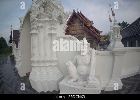 La porte d'entrée de Phra Chedi Chai Mongkhon si Dvaravati avec de belles sculptures en stuc et en bois à Wat Pa Pathomchai. Banque D'Images