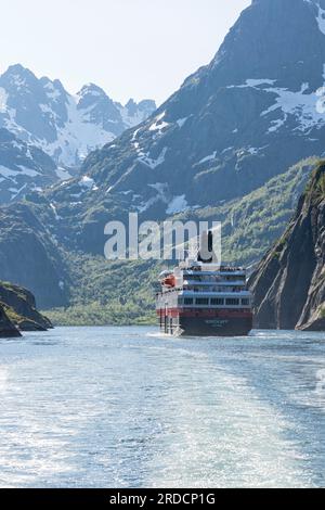 Hurtigruten navire MS Nordkapp par une journée ensoleillée dans le Trollfjord. Trollfjorden, détroit de Raftsundet, Nordland, Nord de la Norvège, Europe Banque D'Images