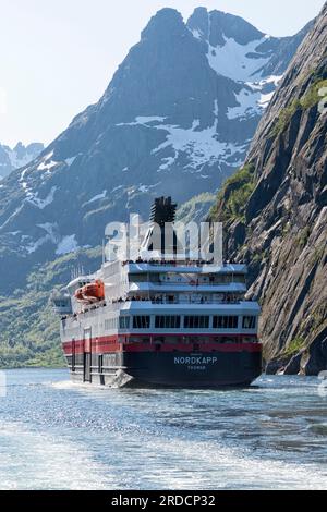 Hurtigruten navire MS Nordkapp par une journée ensoleillée dans le Trollfjord. Trollfjorden, détroit de Raftsundet, Nordland, Nord de la Norvège, Europe Banque D'Images