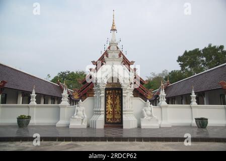 La porte d'entrée de Phra Chedi Chai Mongkhon si Dvaravati avec de belles sculptures en stuc et en bois à Wat Pa Pathomchai. Banque D'Images