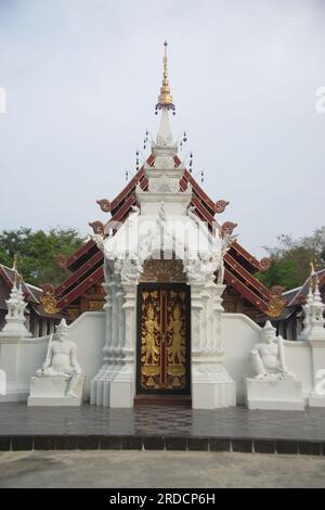 La porte d'entrée de Phra Chedi Chai Mongkhon si Dvaravati avec de belles sculptures en stuc et en bois à Wat Pa Pathomchai. Banque D'Images