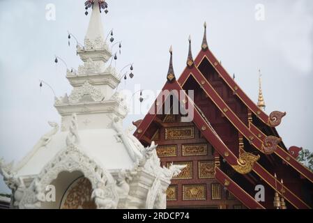 La porte d'entrée de Phra Chedi Chai Mongkhon si Dvaravati avec de belles sculptures en stuc et en bois à Wat Pa Pathomchai. Banque D'Images