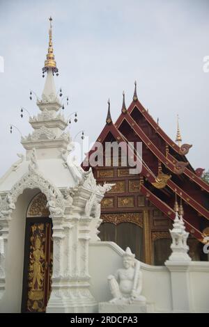 La porte d'entrée de Phra Chedi Chai Mongkhon si Dvaravati avec de belles sculptures en stuc et en bois à Wat Pa Pathomchai. Banque D'Images