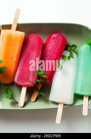 groupe de crème glacée colorée sur un bâton sur blanc. dessert d'été Banque D'Images