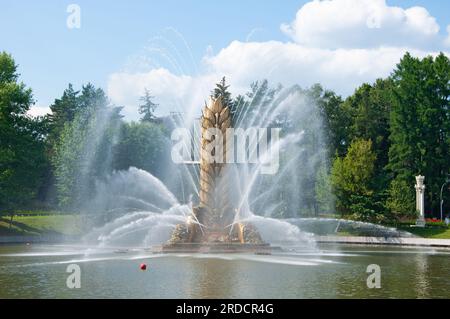 Moscou, Russie - 20 juin 2023 : Fontaine d'oreille dorée au Centre d'exposition All-Russian Banque D'Images