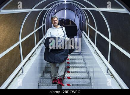 Neu Delhi, Inde. 20 juillet 2023. Robert Habeck (Bündnis 90/Die Grünen), vice-chancelier et ministre fédéral de l'économie et de la protection du climat, arrive à l'aéroport de Mumbai. Habeck veut renforcer la coopération avec l’Inde afin d’être moins dépendant de la Chine. Outre les discussions politiques, des visites d'entreprises et la participation à une réunion des ministres de l'énergie du G20 sont à l'ordre du jour. Crédit : Britta Pedersen/dpa/Alamy Live News Banque D'Images