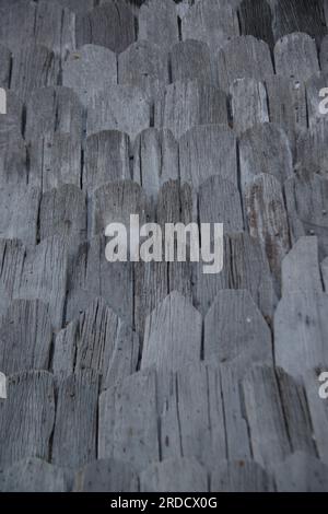 Texture et arrière-plan des toits traditionnels en bois dans la région thaïlandaise l'ancien toit est recouvert de feuilles de teck. Banque D'Images