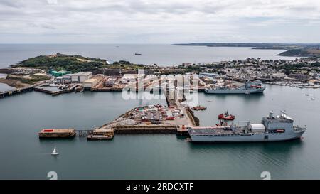 FALMOUTH, CORNOUAILLES, ROYAUME-UNI - 5 JUILLET 2023. Vue panoramique aérienne du paysage des docks et du port de Falmouth avec quai des navires auxiliaires de la flotte de la Royal Navy Banque D'Images