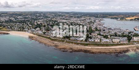 Vue panoramique aérienne du paysage de la route côtière et de la plage de Gyllyngvase dans la ville côtière cornouaillaise de Falmouth Banque D'Images