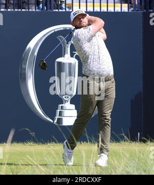 Hoylake, Royaume-Uni. 20 juillet 2023. L'Anglais Tyrell Hatton va porter le 1e tee le premier jour du 151e Open Championship au Royal Liverpool Golf Club à Hoylake, en Angleterre, le jeudi 20 juillet 2023. Photo Hugo Philpott/UPI crédit : UPI/Alamy Live News Banque D'Images