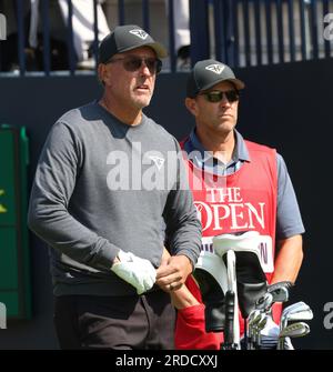 Hoylake, Royaume-Uni. 20 juillet 2023. L’américain Phil Mickelson et son caddie sur le 1e tee le premier jour du 151e Open Championship au Royal Liverpool Golf Club à Hoylake, en Angleterre, le jeudi 20 juillet 2023. Photo Hugo Philpott/UPI crédit : UPI/Alamy Live News Banque D'Images