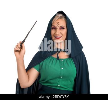 Sorcière mature avec baguette magique sur fond blanc Banque D'Images