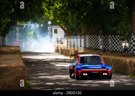 Renault R5 Turbo 3E E-Tech monte en puissance au Goodwood Festival of Speed 2023 Banque D'Images