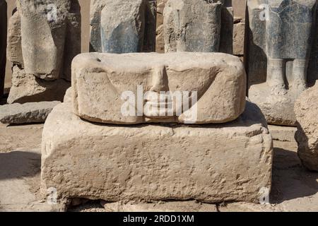 Gros plan de la colonne de tête Hathor dans le quartier de Mut, au temple Karnak, Louxor, Égypte Banque D'Images