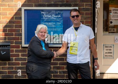 Uxbridge, Royaume-Uni. 20 juillet 2023. Paix et harmonie entre un caissier conservateur et un caissier du Parti du climat à un bureau de vote à Uxbridge. Les électeurs étaient en force aujourd'hui à Uxbridge dans l'ouest de Londres alors qu'ils se dirigeaient vers l'élection partielle locale d'Uxbridge et de South Ruislip. Le siège était occupé par l'ancien Premier ministre conservateur Boris Johnson. Les travaillistes devraient gagner aux urnes aujourd'hui, cependant, de nombreux électeurs sont furieux qu'Uxbridge fasse partie de la zone à ultra-faibles émissions proposée par le maire travailliste de Londres Sadiq Khan. Cela peut signifier que les électeurs votent pour des partis alternatifs tels que t Banque D'Images