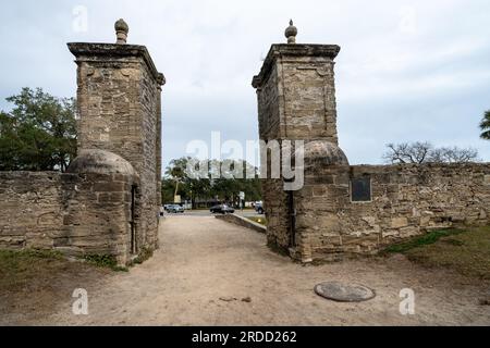 St. Augustine, Floride - 31 décembre 2022: Portes historiques de la ville de Saint Augustine un jour couvert Banque D'Images