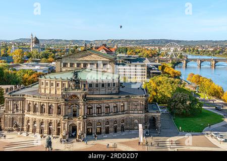 Vue imprenable sur l'Opéra Semper et l'Elbe dans la vieille ville de Dresde, Saxe, Allemagne Banque D'Images