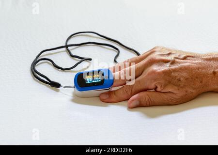 Oxymètre de pouls humain pour la main et le doigt avec affichage normal sur fond blanc Banque D'Images