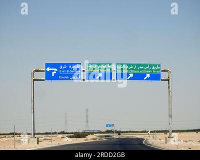 Sinaï Sud, Egypte, juin 30 2023 : un panneau de signalisation de signalisation latérale dans le Sinaï Sud donne des indications de Sharm El Sheikh, ville de Ras Sudr, est Banque D'Images