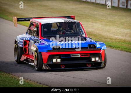 Renault R5 Turbo 3E E-Tech monte en puissance au Goodwood Festival of Speed 2023 Banque D'Images