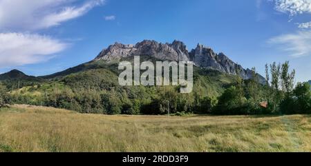 Vue panoramique sur les Picos de Europa, ou sommets d'Europe, une chaîne de montagnes s'étendant sur environ 20 km, faisant partie des montagnes Cantabriques dans le Nor Banque D'Images