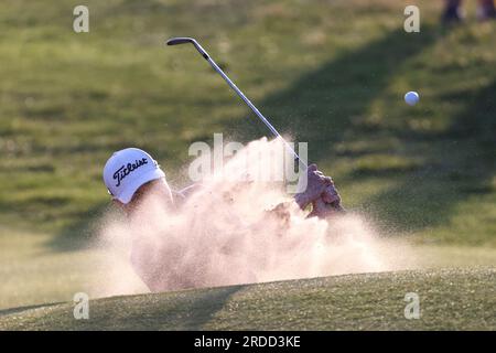 Justin Thomas, américain, sort d'un bunker le 18 au premier jour de l'Open au Royal Liverpool, Wirral. Date de la photo : jeudi 20 juillet 2023. Banque D'Images