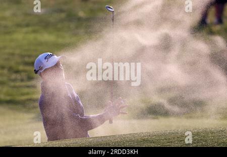 Justin Thomas, américain, sort d'un bunker le 18 au premier jour de l'Open au Royal Liverpool, Wirral. Date de la photo : jeudi 20 juillet 2023. Banque D'Images