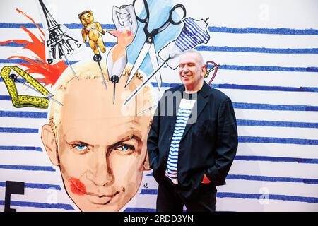 Munich, Allemagne. 20 juillet 2023. Jean Paul Gaultier, créateur de mode français, vient à la première allemande du Fashion Freak Show. Crédit : Matthias Balk/dpa/Alamy Live News Banque D'Images