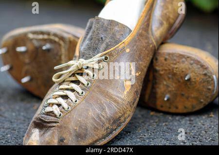 Chaussures d'athlétisme en cuir antique, de football et de football avec  crampons et lacets Photo Stock - Alamy
