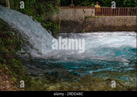 Les sources de la rivière Verde représentent l'un des plus grands trésors de Fara San Martino. Ce sont des eaux claires et cristallines qui naissent sur Mo Banque D'Images