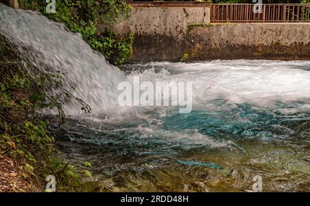 Les sources de la rivière Verde représentent l'un des plus grands trésors de Fara San Martino. Ce sont des eaux claires et cristallines qui naissent sur Mo Banque D'Images