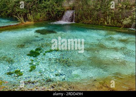 Les sources de la rivière Verde représentent l'un des plus grands trésors de Fara San Martino. Ce sont des eaux claires et cristallines qui naissent sur Mo Banque D'Images