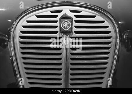 Sparkford.Somerset.United Kingdom.26 mars 2023.gros plan de l'insigne du RAC sur une fourgonnette Austin A35 RAC de 1960 au Musée de l'automobile de Haynes dans le Somerset Banque D'Images