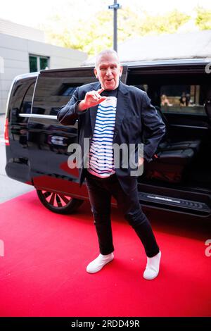 Munich, Allemagne. 20 juillet 2023. Jean Paul Gaultier, créateur de mode français, vient à la première allemande du Fashion Freak Show. Crédit : Matthias Balk/dpa/Alamy Live News Banque D'Images