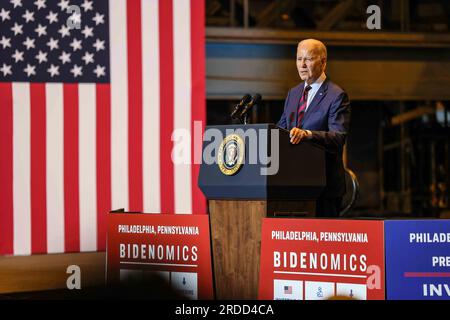 Philadelphie, Vereinigte Staaten. 20 juillet 2023. Le président des États-Unis Joe Biden fait des remarques sur la façon dont son programme Bidenomics fait croître l'économie du milieu vers le bas jeudi 20 juillet 2023 ; au chantier naval Philly à Philadelphie, Pennsylvanie crédit : Saquan Stimpson/CNP/dpa/Alamy Live News Banque D'Images