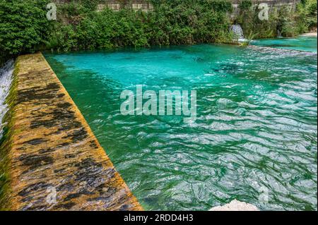 Les sources de la rivière Verde représentent l'un des plus grands trésors de Fara San Martino. Ce sont des eaux claires et cristallines qui naissent sur Mo Banque D'Images