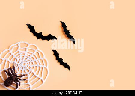 Composition de chauves-souris noires et d'une araignée tricotée. Concept Halloween. Banque D'Images
