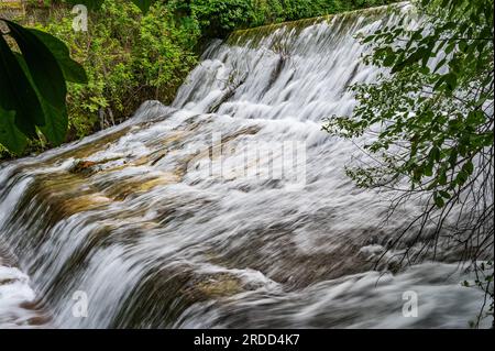 Les sources de la rivière Verde représentent l'un des plus grands trésors de Fara San Martino. Ce sont des eaux claires et cristallines qui naissent sur Mo Banque D'Images