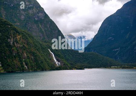 Bowen Falls, Milford Sound, Piopiotahi, parc national Fiordland, île du Sud, nouvelle-Zélande Banque D'Images