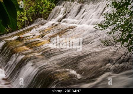 Les sources de la rivière Verde représentent l'un des plus grands trésors de Fara San Martino. Ce sont des eaux claires et cristallines qui naissent sur Mo Banque D'Images