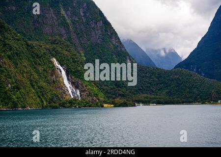 Bowen Falls, Milford Sound, Piopiotahi, parc national Fiordland, île du Sud, nouvelle-Zélande Banque D'Images